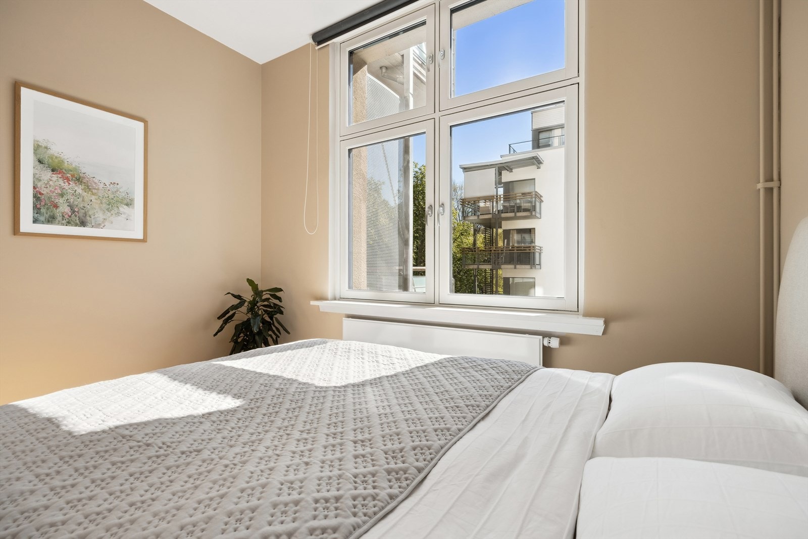 Det store vinduet på soverommet slipper inn rikelig med naturlig dagslys. Galleribilde