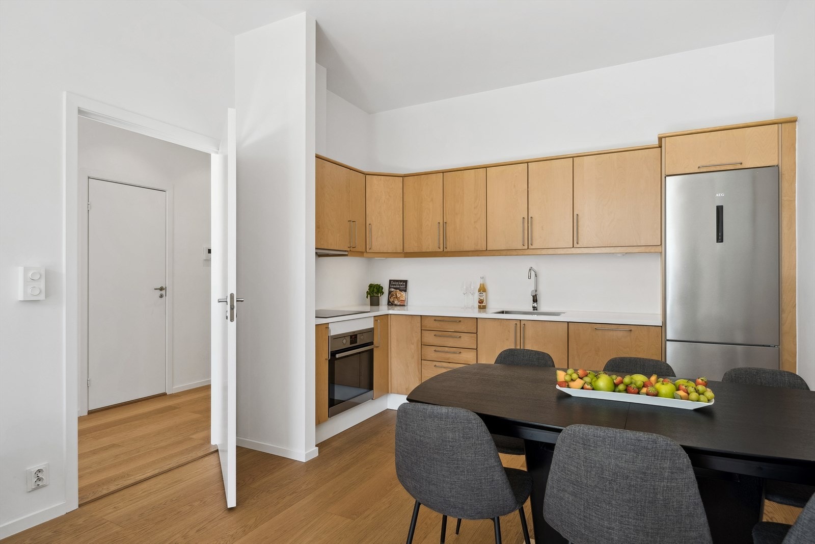 Dører, vinduskarmer og vegger ble malt i 2018. Ny enstavs eikeparkett ble lagt i alle oppholdsrom i 2020. Galleribilde