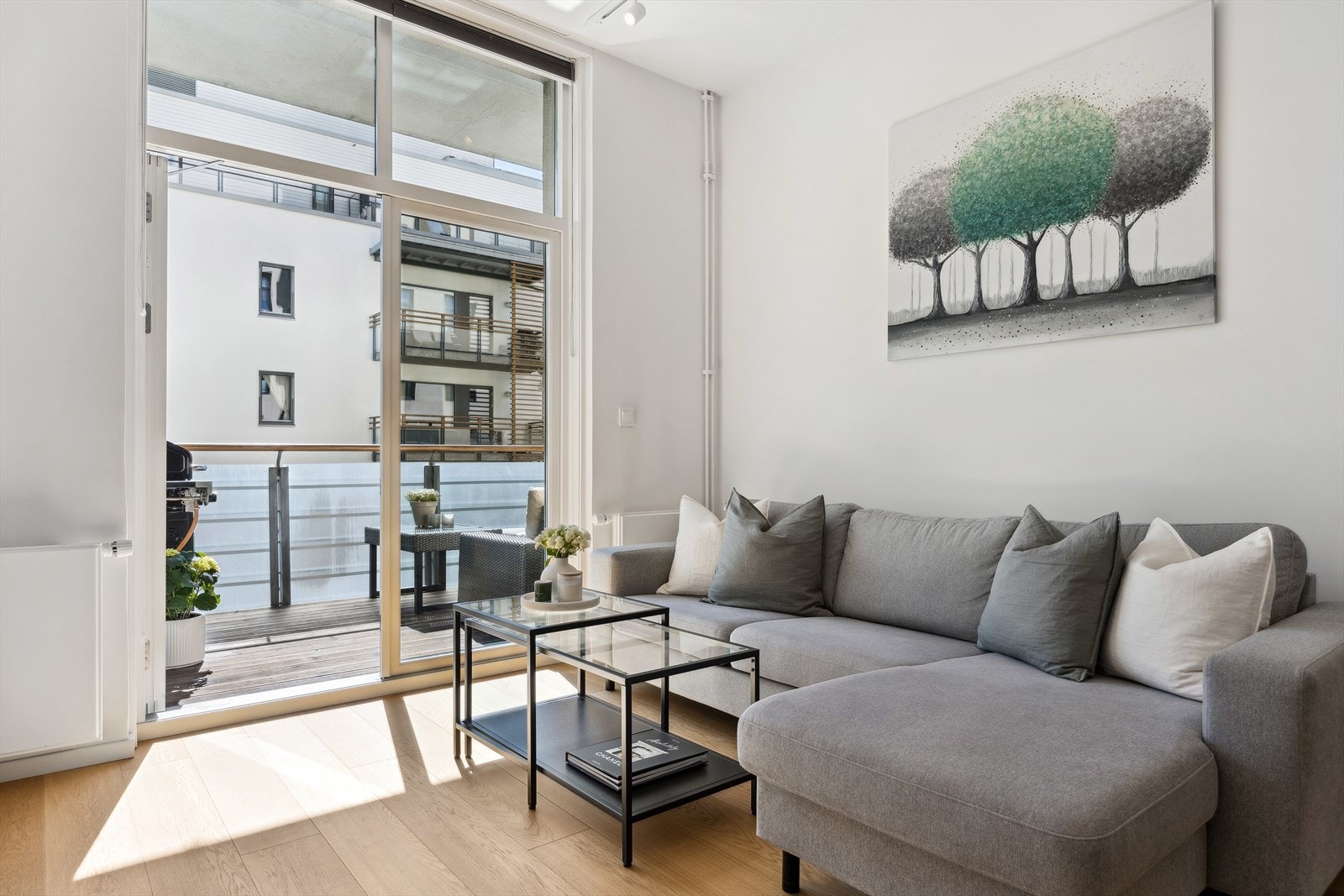 God plass til stor sofa og TV-møblement. Galleribilde