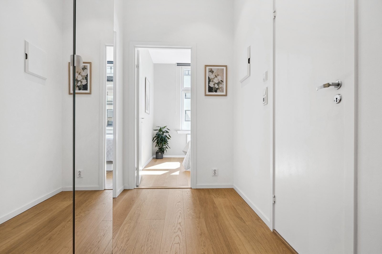 Leiligheten har en lys entrè med oppbevaringsplass via garderobeskap med speil. Galleribilde