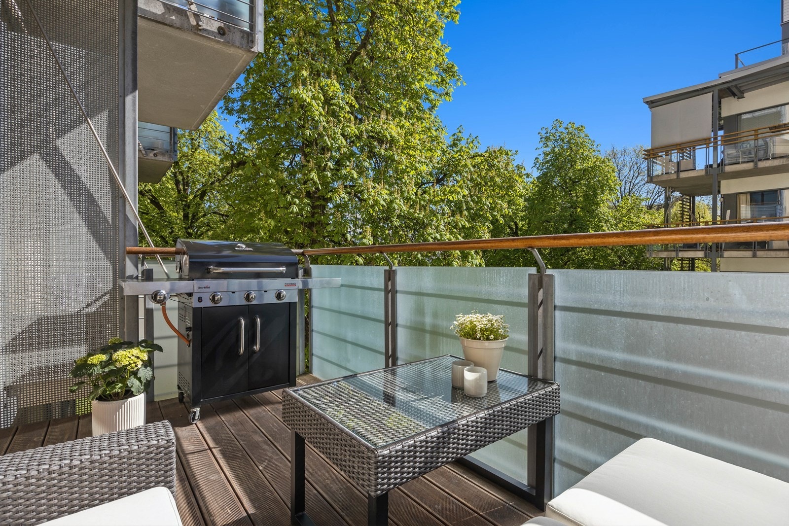 Balkongen vender syd og har svært gode lys- og solforhold. Galleribilde