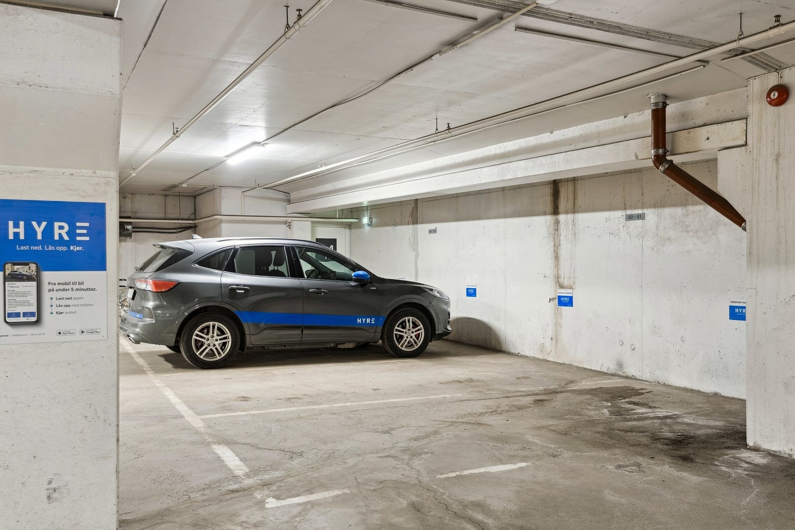 I garasjeanlegget befinner bilutleieselskapet "HYRE" seg, noe som kan være svært praktisk for den som ikke bruker bil hver dag, men som har behov nå og da. For mer info: hyre.no. Galleribilde