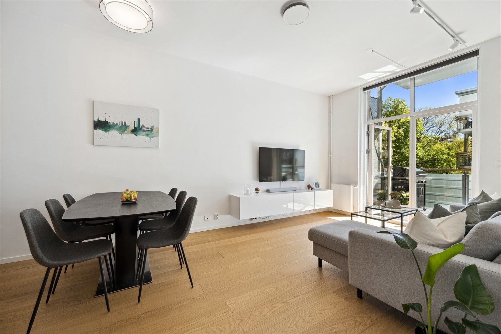 Leiligheten har en svært lys og luftig stue. Himlingshøyde på 2,92 m i kombinasjon med store vindusflater sikrer en skikkelig god romfølelse. Denne må oppleves! Galleribilde