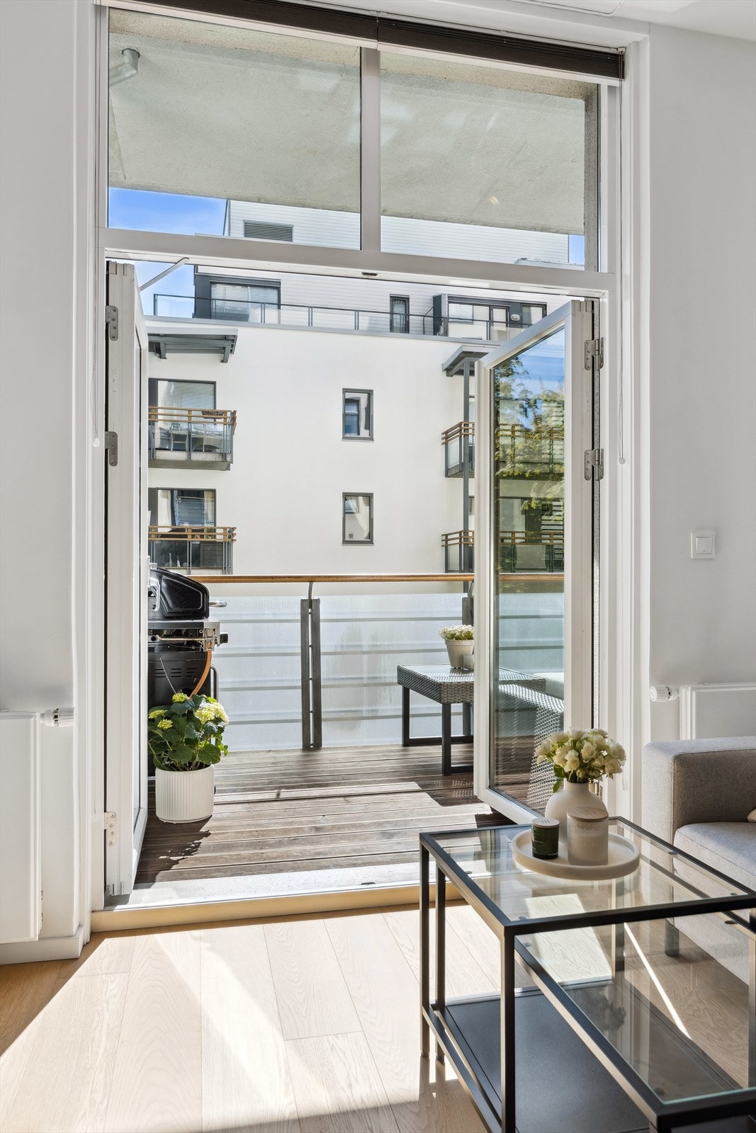 Fra stuen har man utgang til en herlig balkong som fungerer som en forlengelse av stuen i sommerhalvåret. Galleribilde