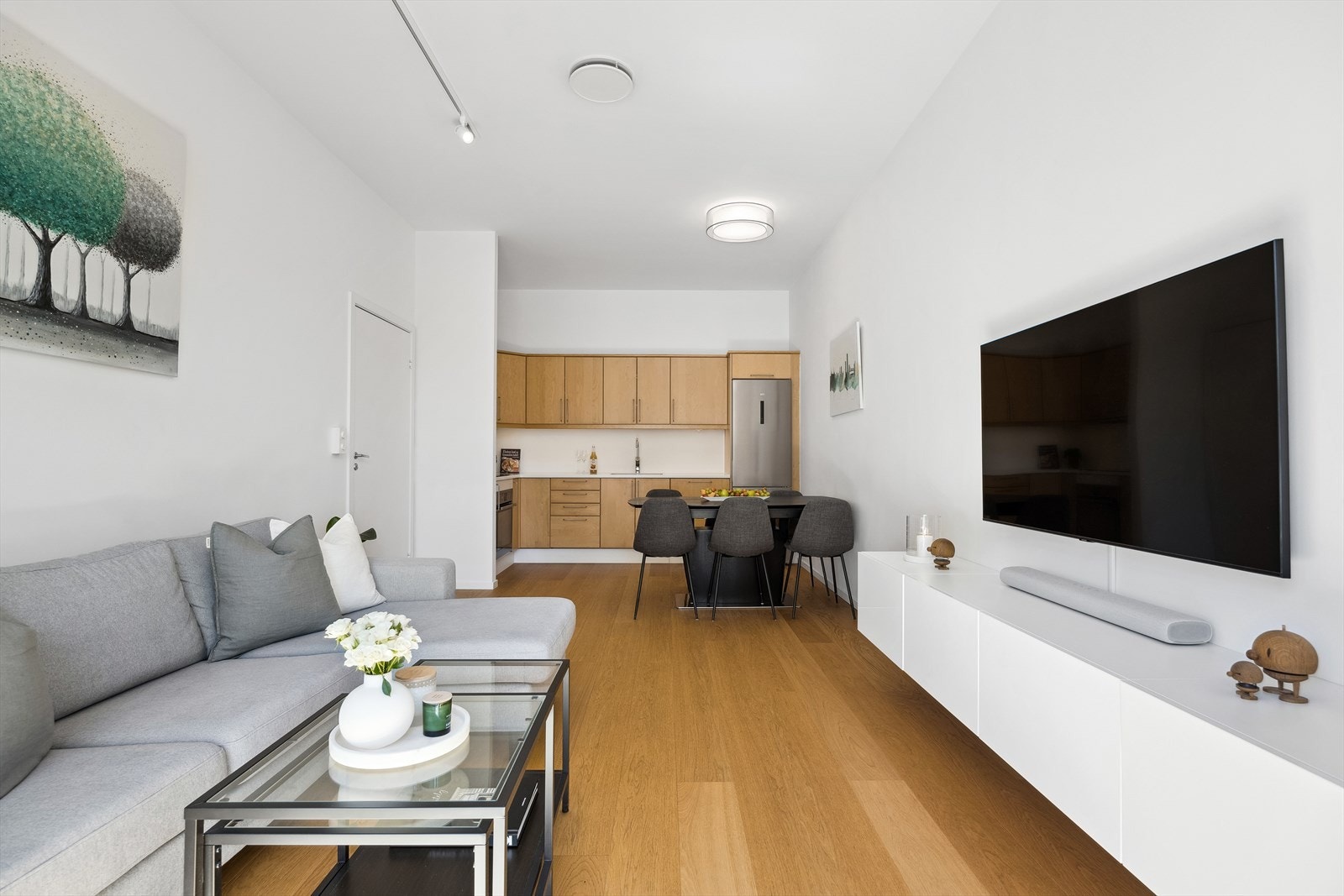 Leiligheten har sosial og åpen stue-/kjøkkenløsning. Galleribilde