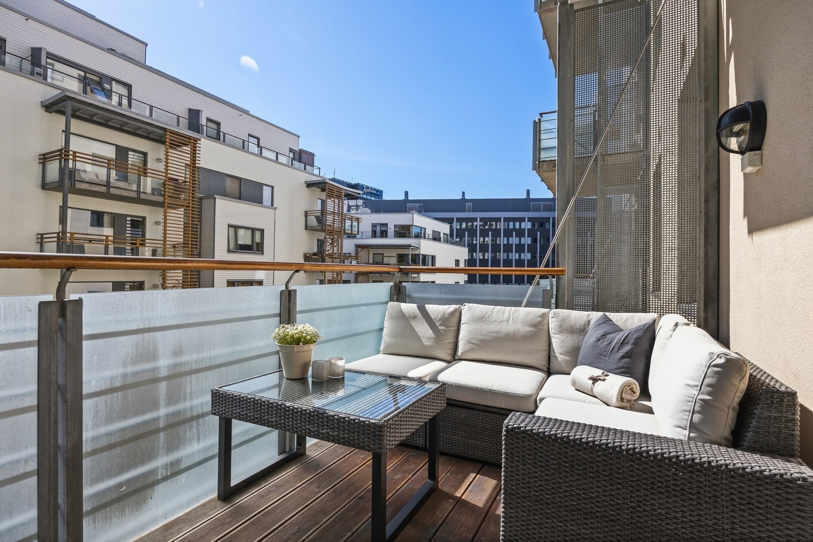 Balkongen er på hele 8 kvm og har god plass loungegruppe og annet ønsket møblement. Galleribilde