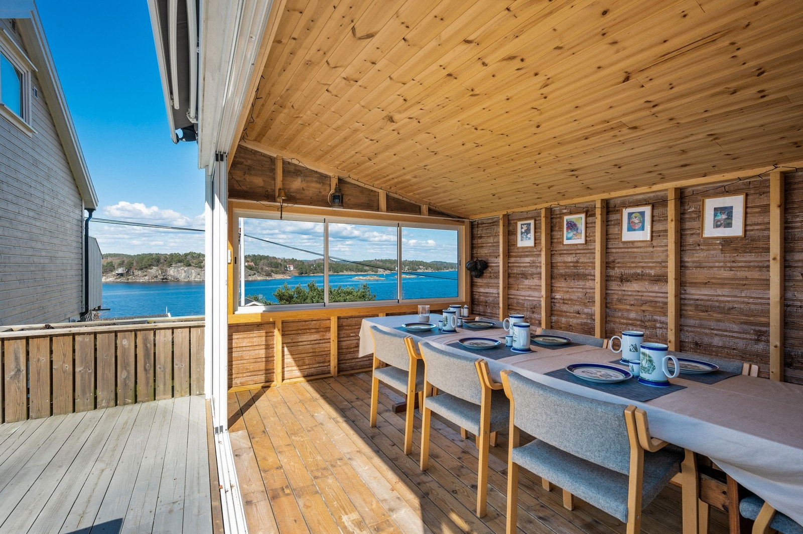 Nydelig utsikt mot sjøen fra utestuen! Galleribilde