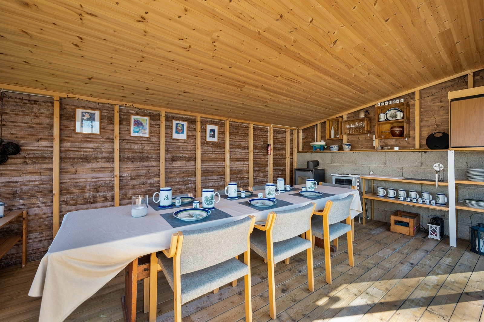 Koselig utestue med innlagt strøm. Det er et integrert kjøleskap og vedovn Galleribilde