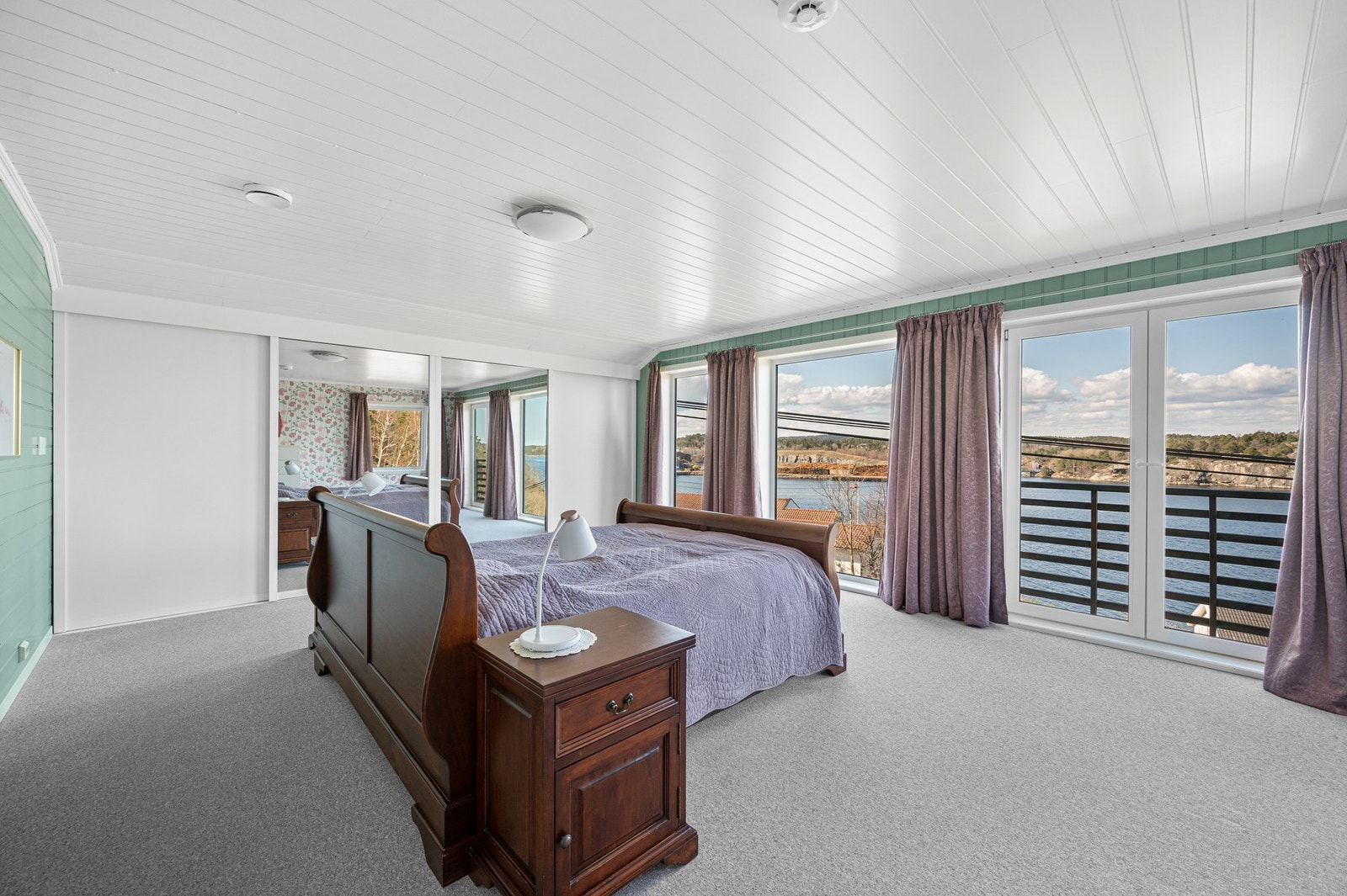Stor skyvedørsgarderobe og god plass til både dobbeltseng, skrivebord og mer Galleribilde