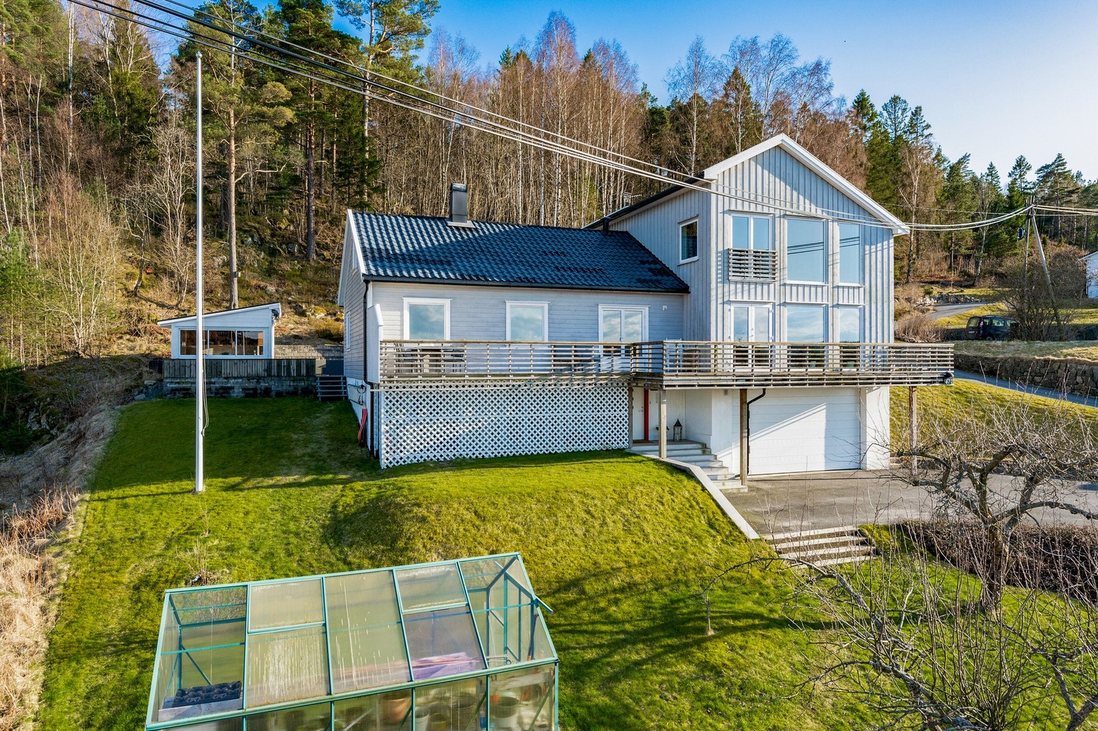 Fin og romslig tomt på over ett mål med hyggelig hage, god parkeringsplass og grense mot skog Galleribilde
