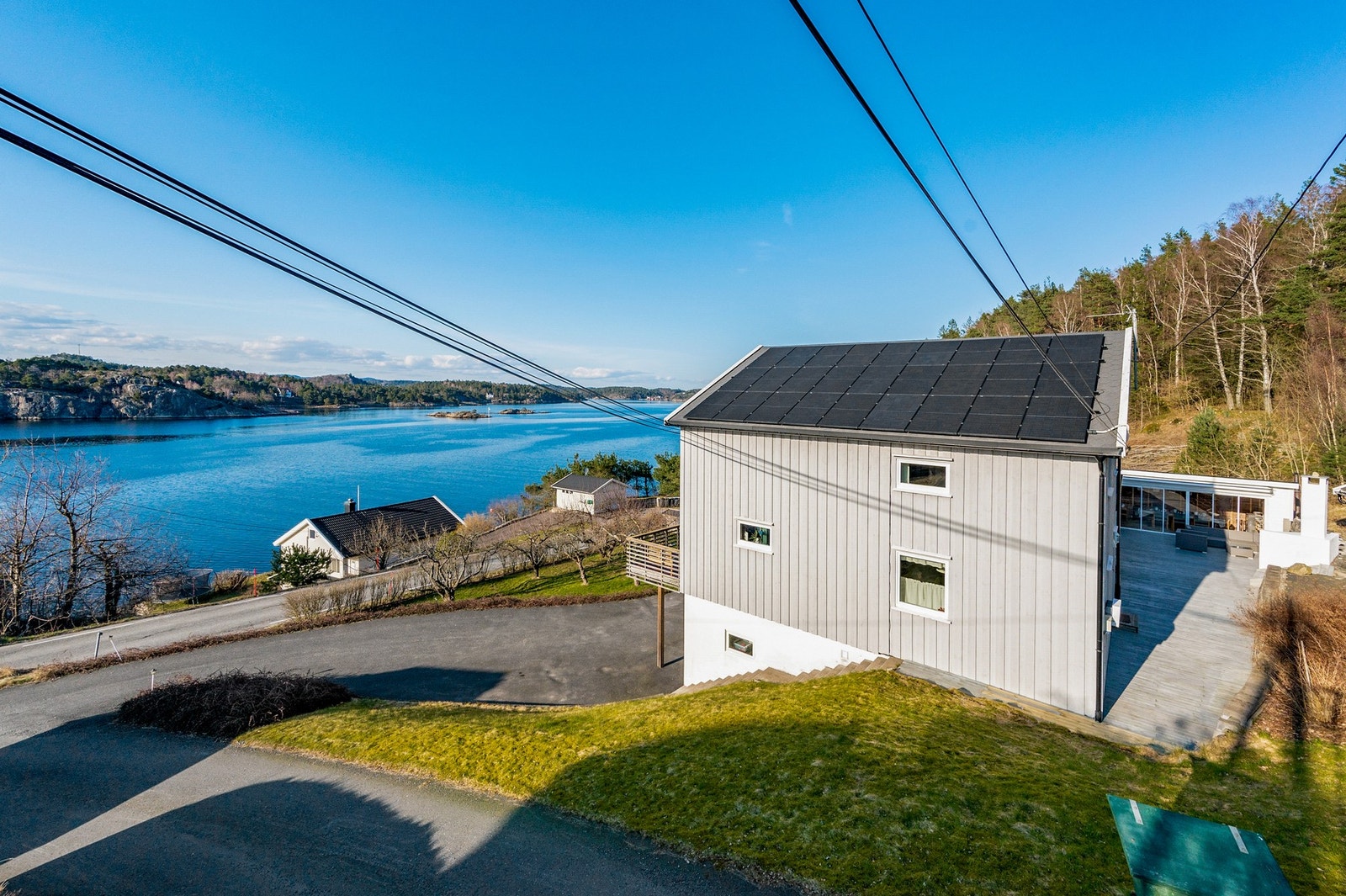 På taket er det montert 27 solcellepaneler som kan levere opp mot 9.000 kwh årlig! Galleribilde
