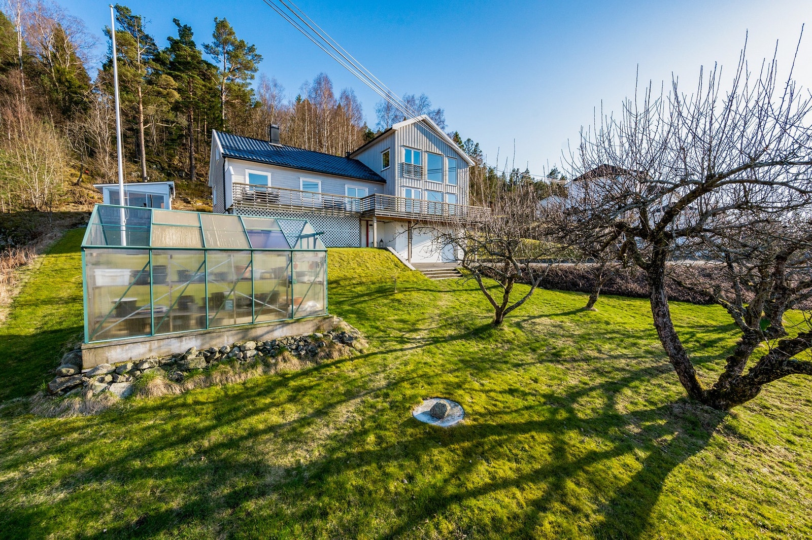 Boligen er opprinnelig fra 1959 med nytt tilbygg i 2012 (med garasje i bunnen) Galleribilde