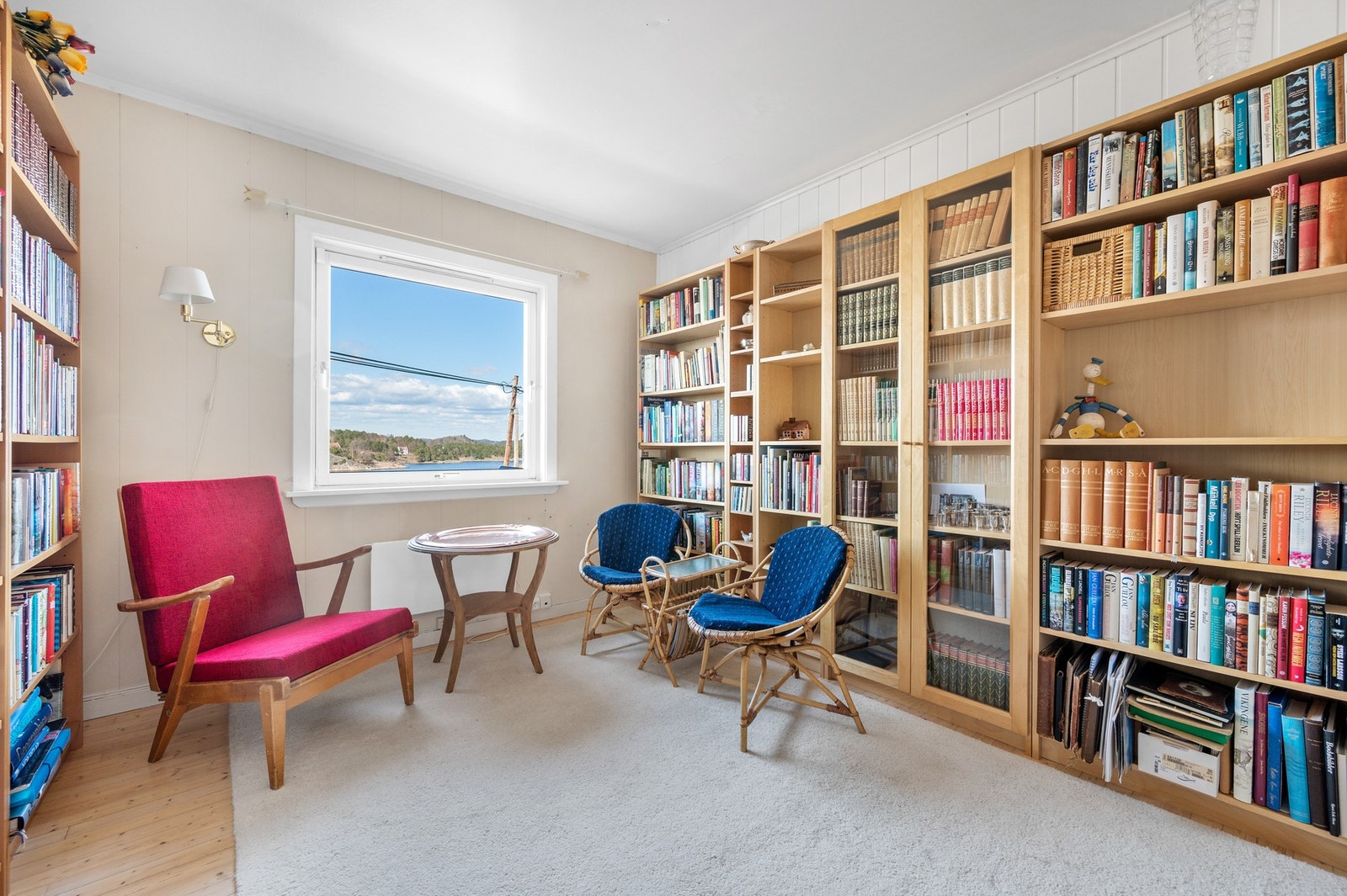 På innsiden av spisestuen er det et bibliotek/soverom Galleribilde