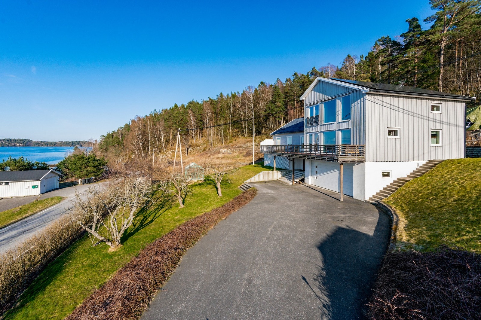 Integrert garasje med god plass til både bil, henger og utstyr i tillegg til god gårdsplass Galleribilde