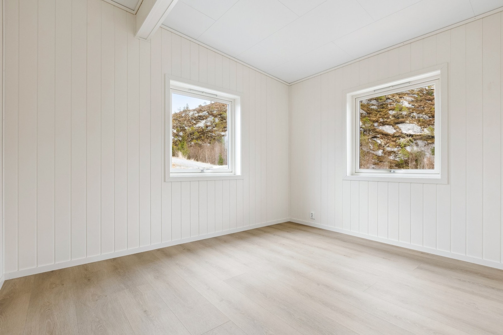 Soverommet er stort og lyst, med plass til både seng og garderobeløsninger. Galleribilde