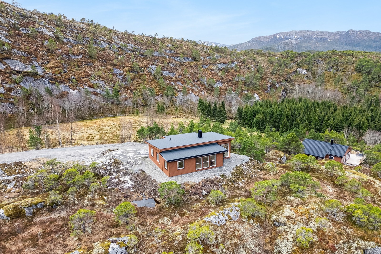 Det er rikelig med parkeringsplasser på eiendommen, samt plass til gjester uten problemer. Galleribilde