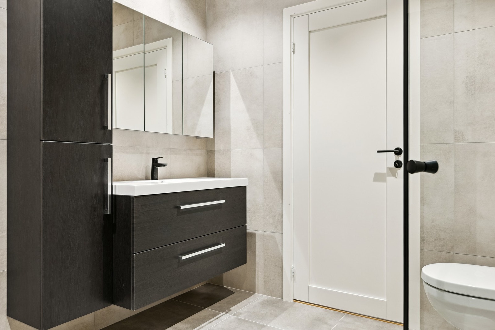 Badet har moderne belysning og delikate fliser. Galleribilde