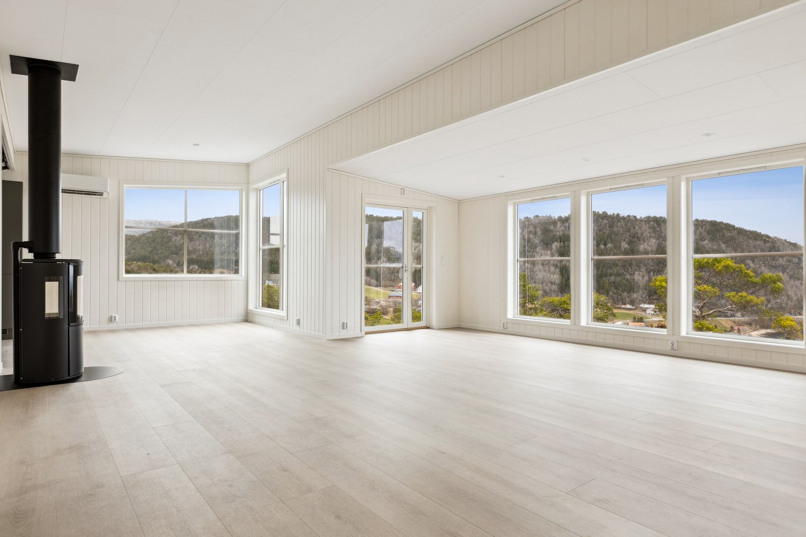 Stuen byr på gode møbleringsmuligheter. Her kan man enkelt innrede i ulike soner. Galleribilde