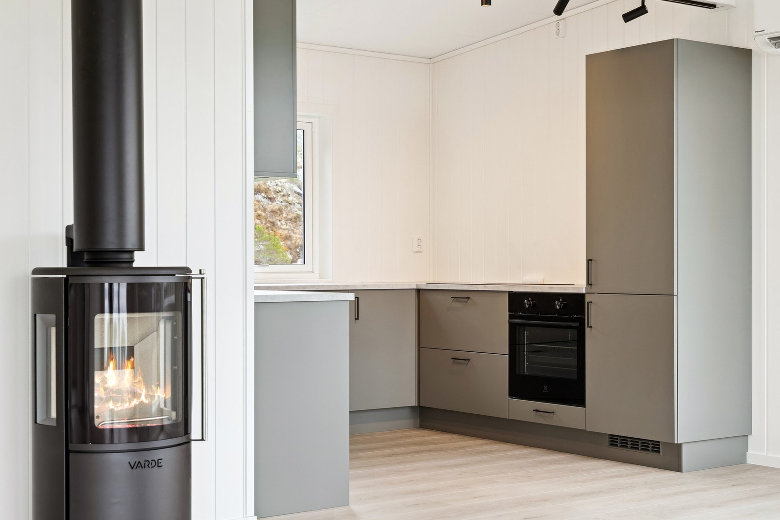 Stuen byr på peisovn, varmer godt og skaper en lun atmosfære på kalde vinterdager. Galleribilde