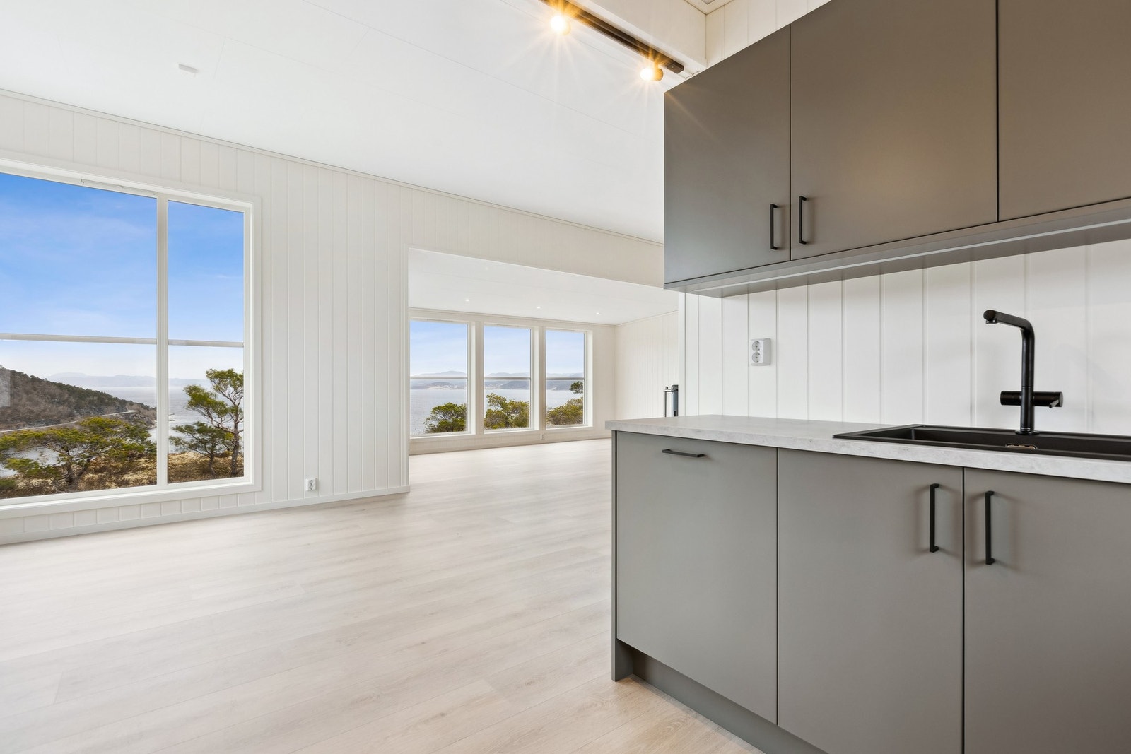 Et flott kjøkken som har en åpen løsning mot stuen. Galleribilde