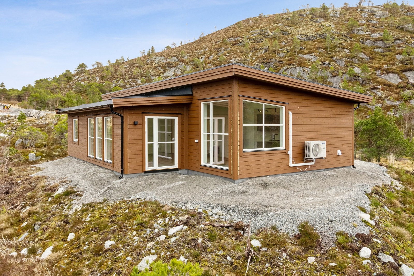 Fritidsboligen har en flott utforming med spennende detaljer og god planløsning. Galleribilde