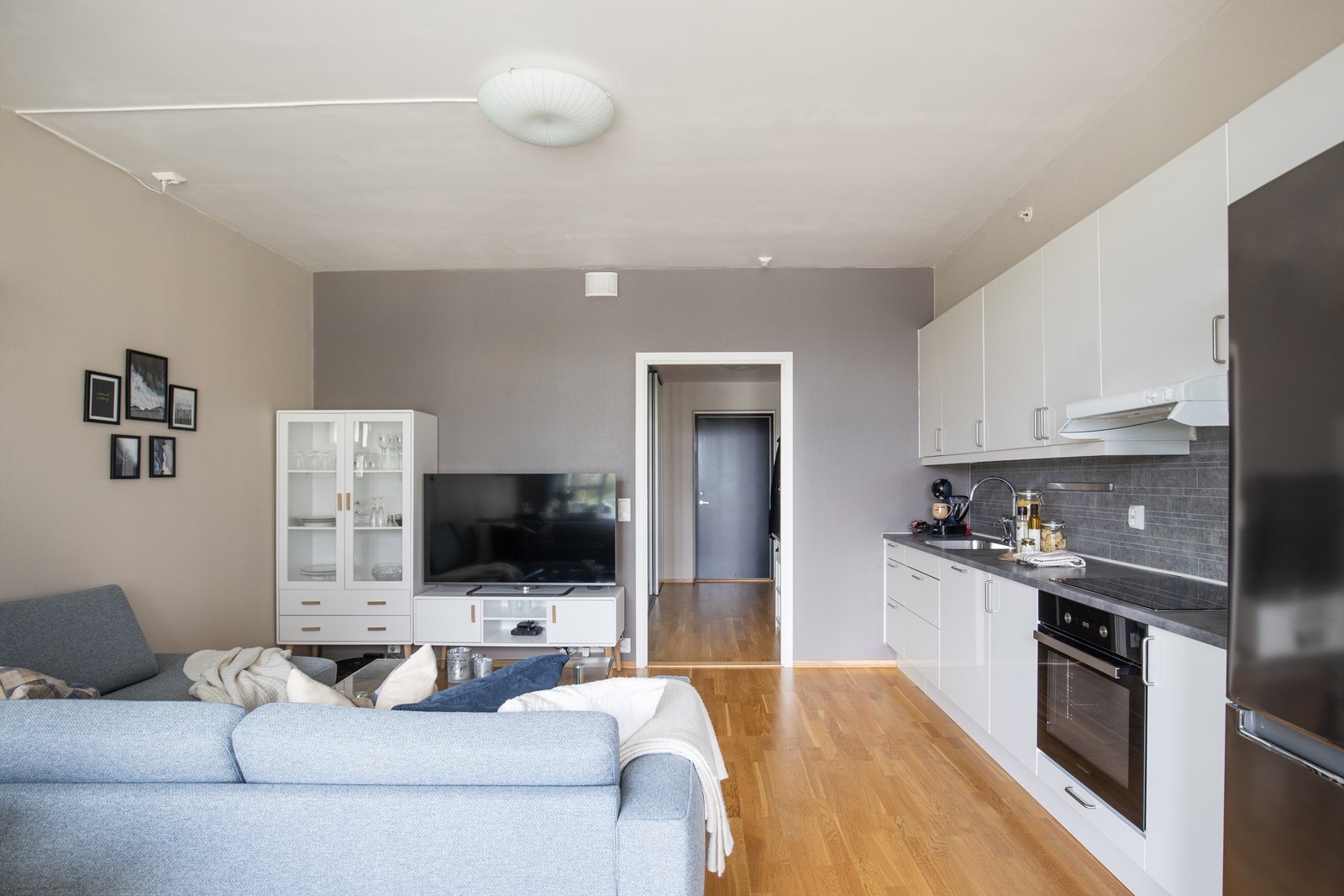 Leilighetens stue og soverom har en takhøyde på 2,70. Det er balansert ventilasjon og sprinkleranlegg. Galleribilde