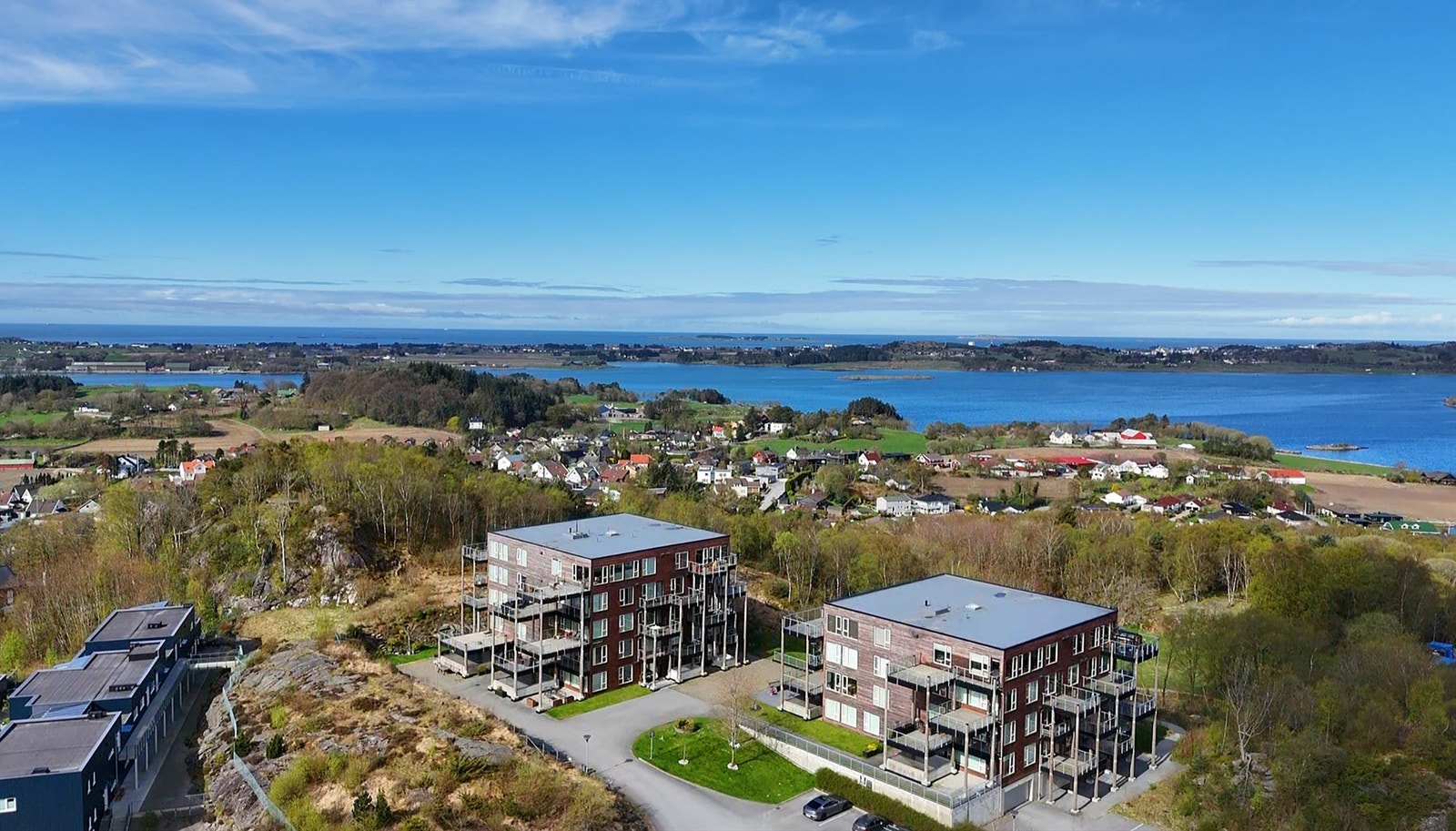 Leiligheten har en ypperlig beliggenhet på Røyneberg med nærhet til både natur og servicefasiliteter. Galleribilde