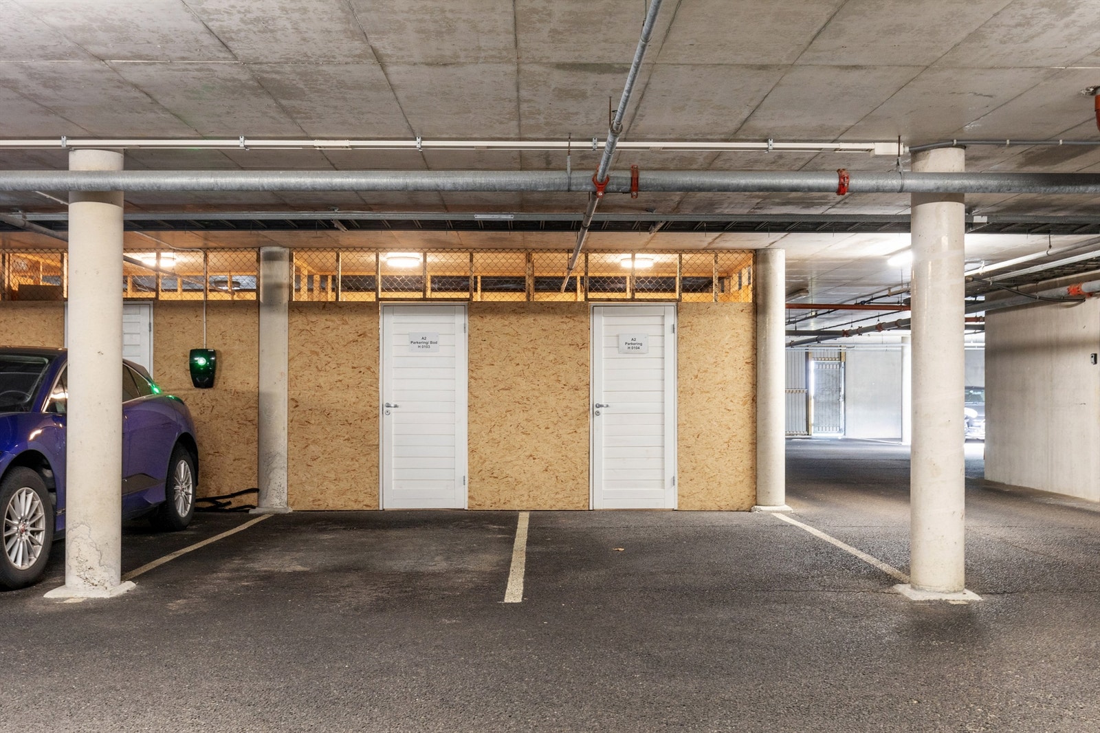 Fast parkering i lukket anlegg, samt sportsbod på 6 kvm. Det er tilrettelagt for elbil lader. Galleribilde