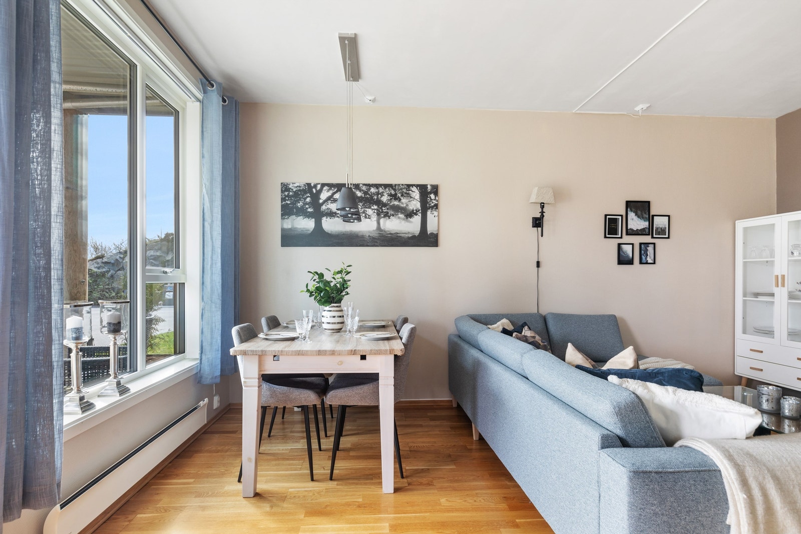 Det er god plass til spisegruppe og stor sofagruppe i stuen. Galleribilde