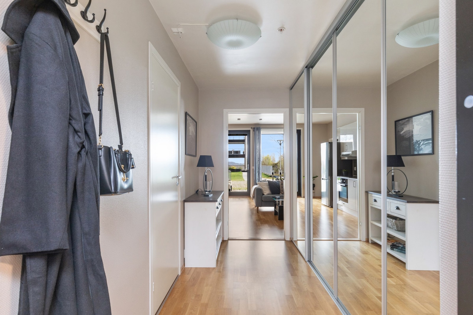 Romslig entré med god plass til å henge fra seg yttertøy i skyvedørsgarderobe. Galleribilde