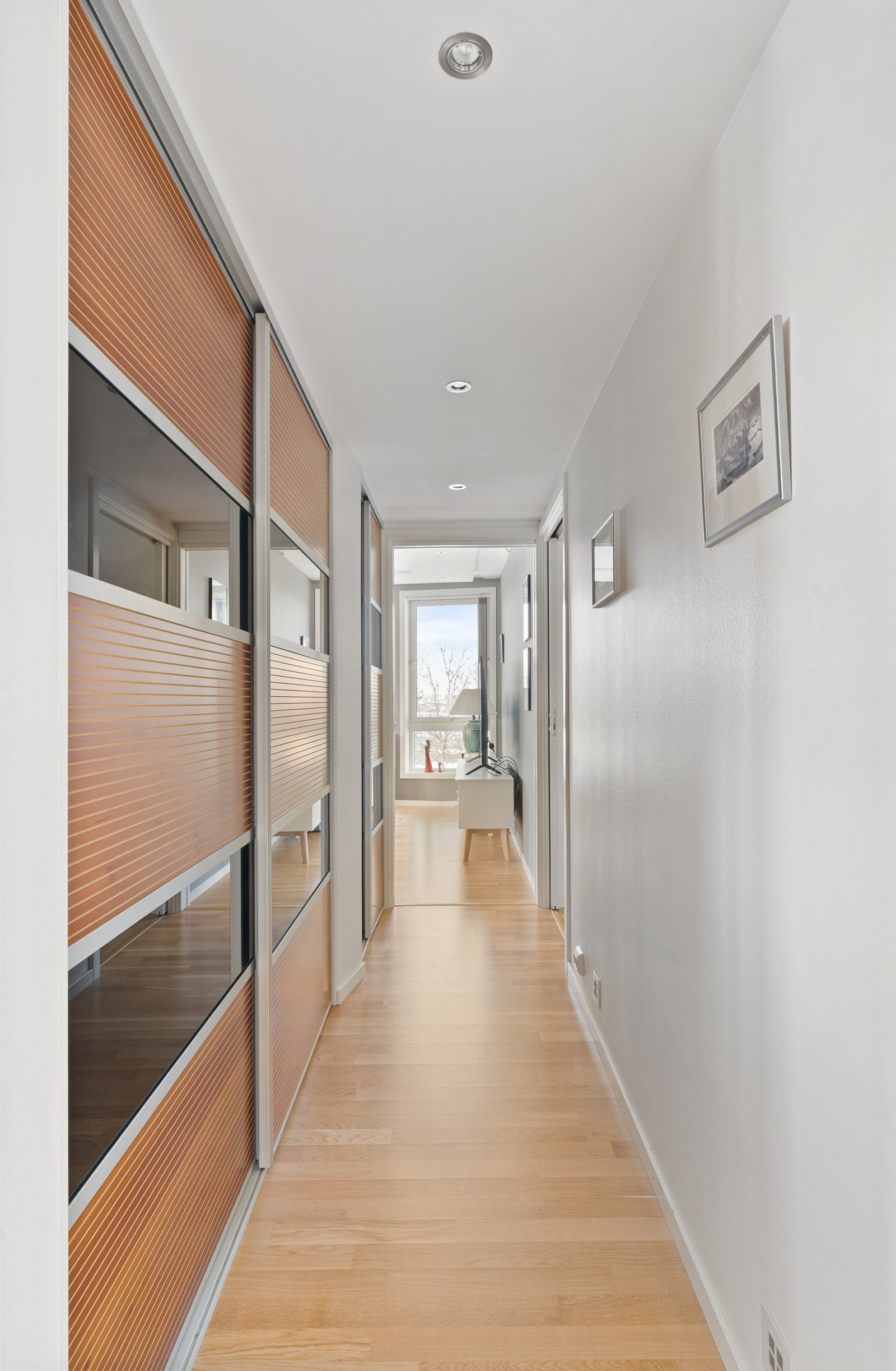 I gangen er det isatt skyvedørsgarderobe for effektiv og praktisk oppbevaring.