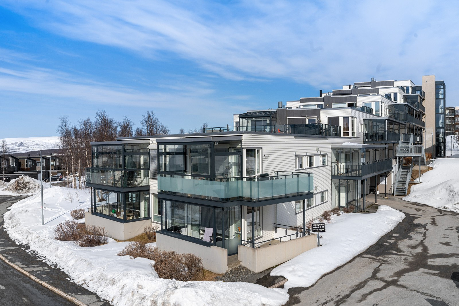 Hyggelig nabolag med nærhet til skoler, barnehage og populære rekreasjonsområder som Prestvannet og Charlottenlund.