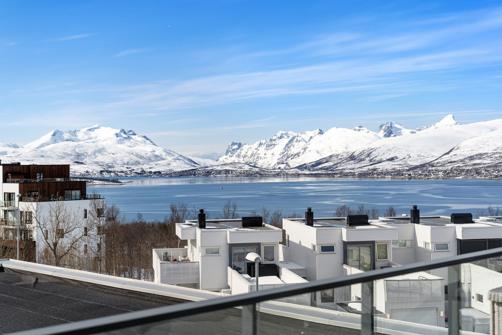 Spektakulær utsikt over Sandnessundet og Kvaløya.