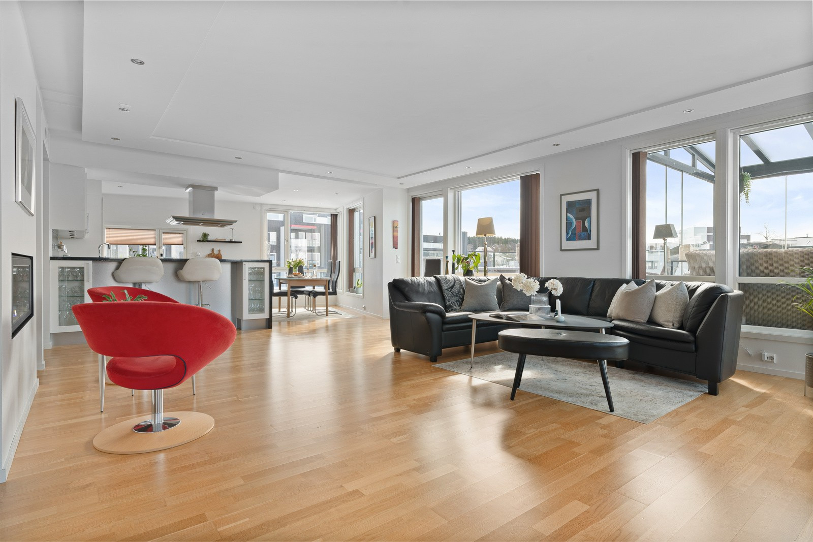 Stuen har rikelig med plass for sofagruppe, spisebord og annen innredning, og byr på særdeles gode lysforhold fra de mange vindusflatene.