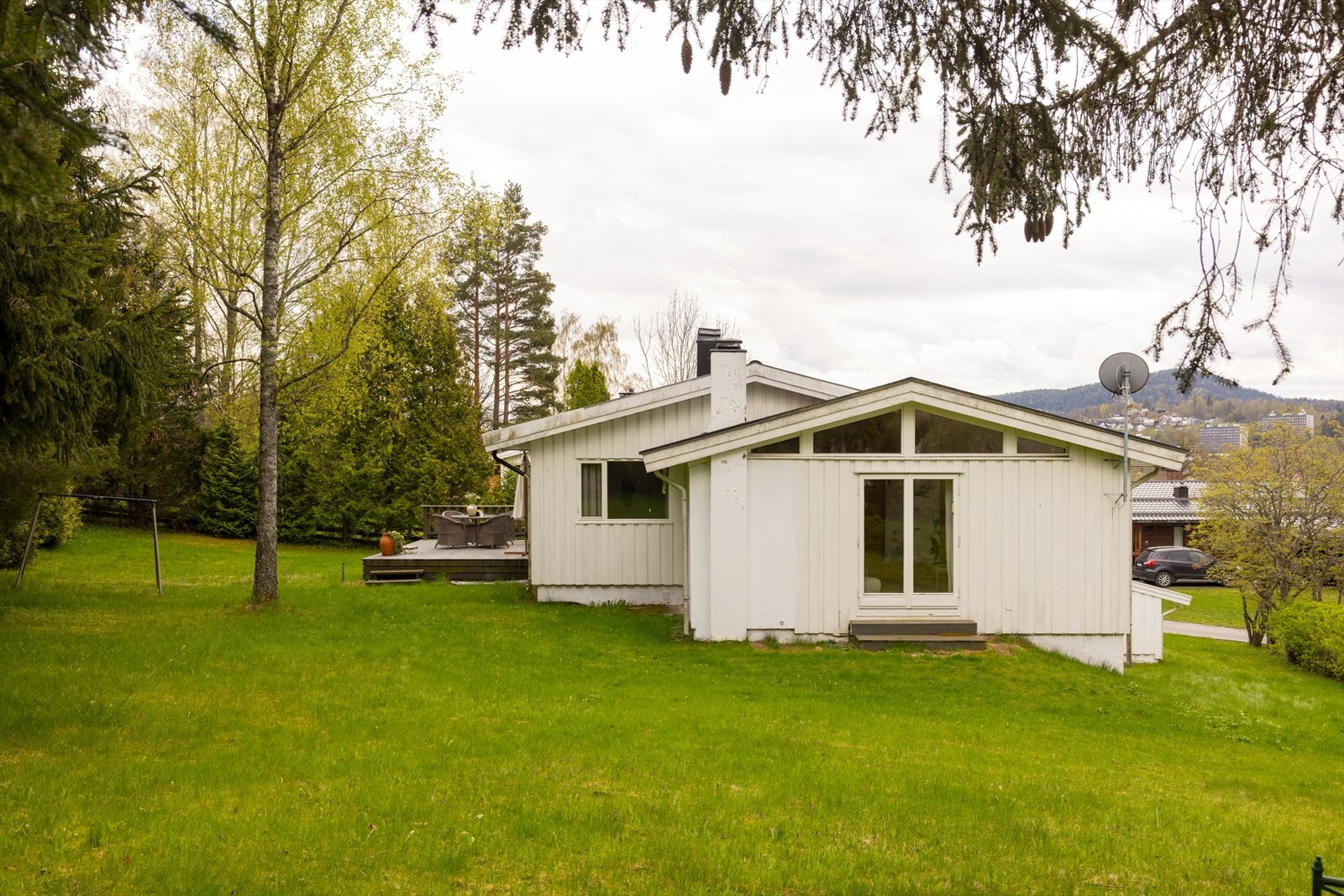 Her har du en solrik hage med god plass til trampoline, utemøbler og sommeraktiviteter. Galleribilde
