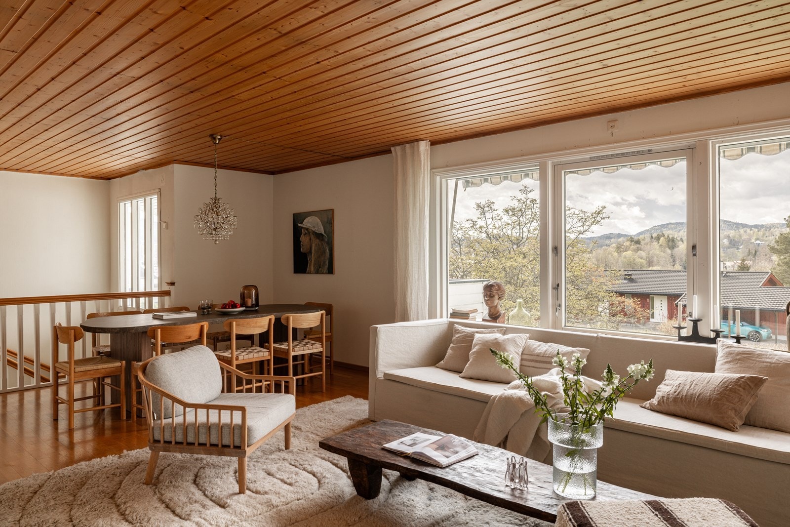 Stuen har god plass til både sofagruppe og spisebord - og er godt egnet for sosiale lag. Galleribilde