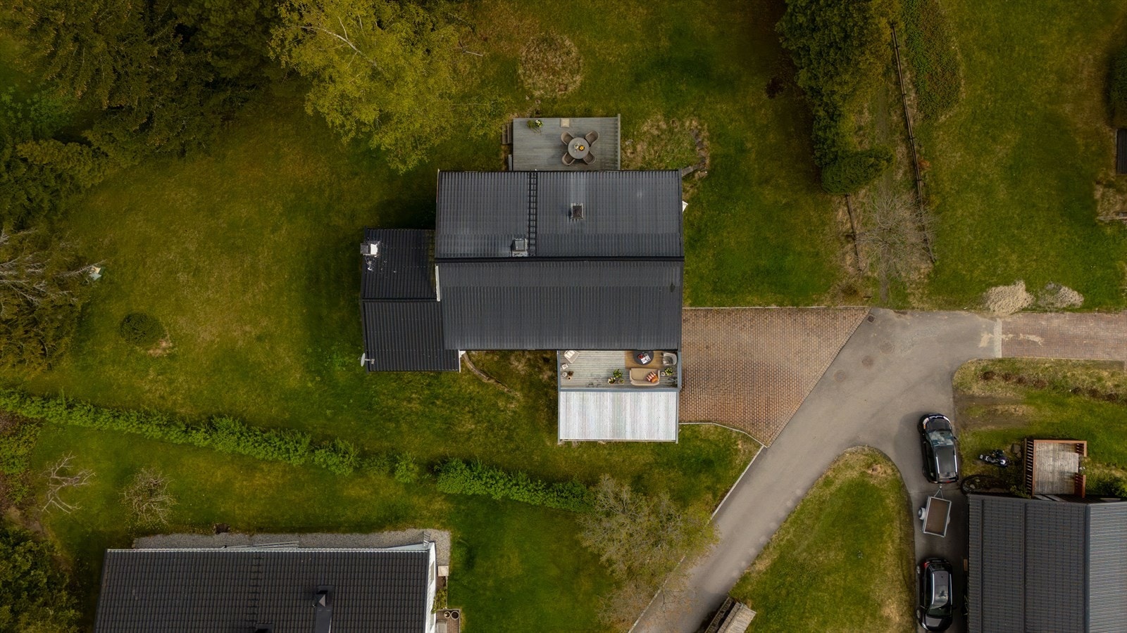 Tomten er på 1.176 m² og ligger innerst i en stikkvei. Galleribilde