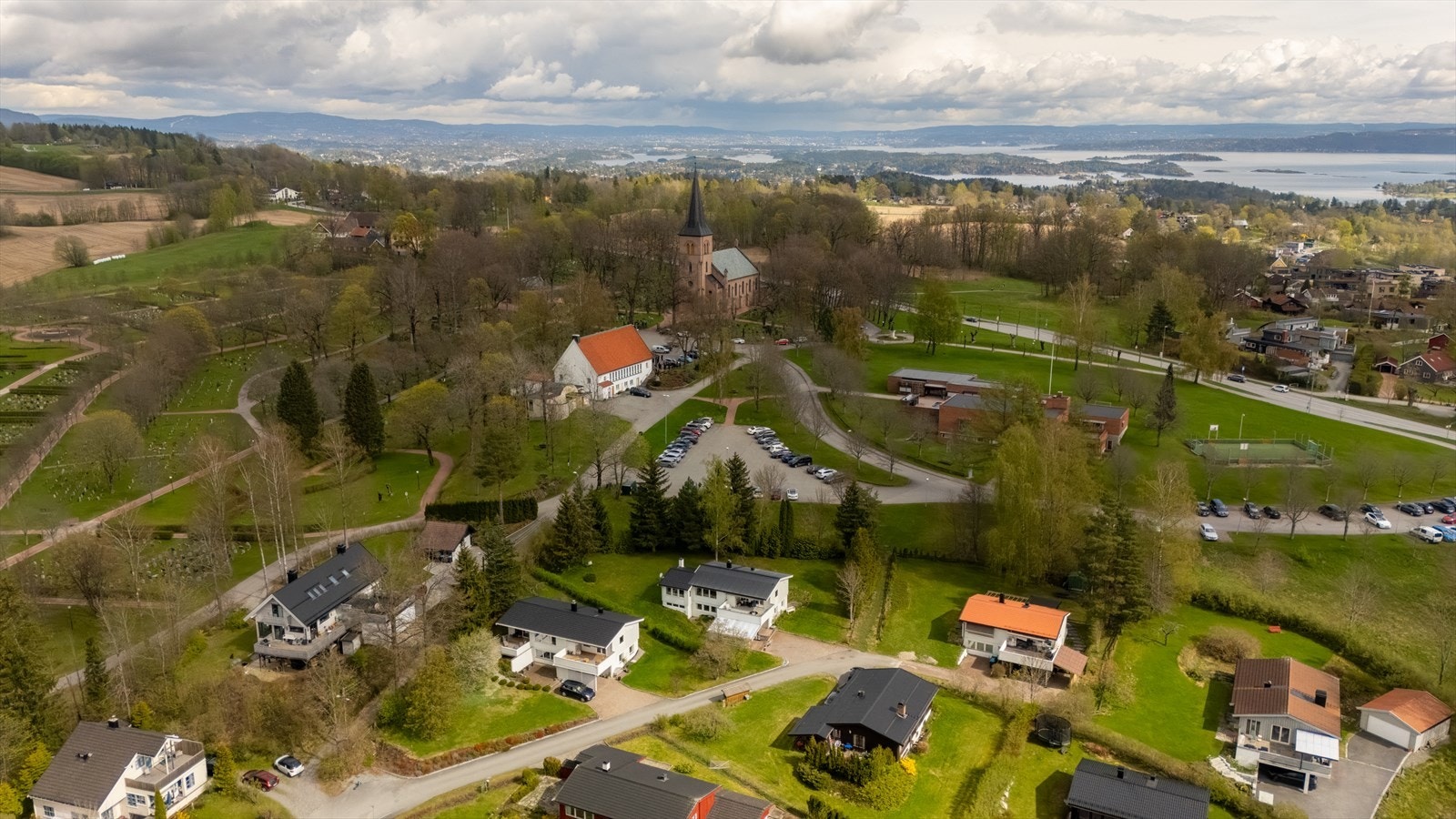Fra huset er det kort gangavstand til skoler og barnehager. Galleribilde