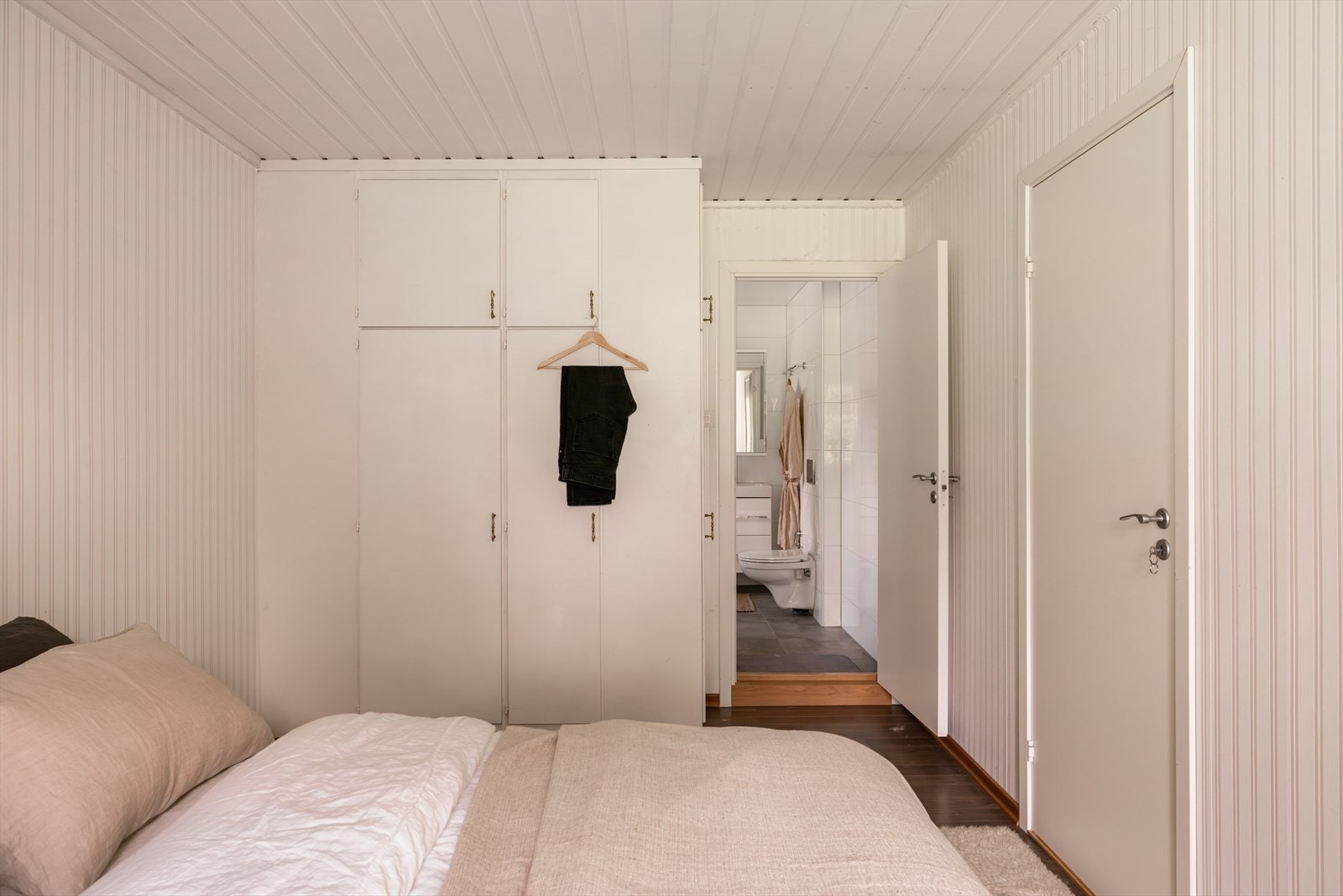 Romslig soverom i 1. etasje med adkomst til eget bad. Galleribilde