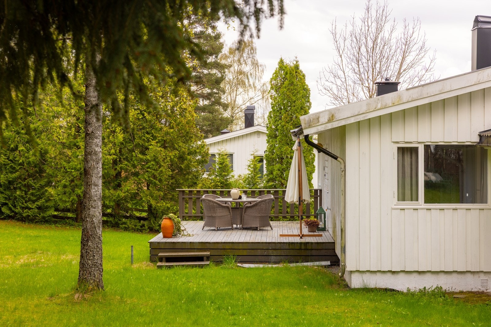 Sydvendt terrasse fra 2012 på ca. 20 kvm med utgang fra kjøkkenet. Galleribilde