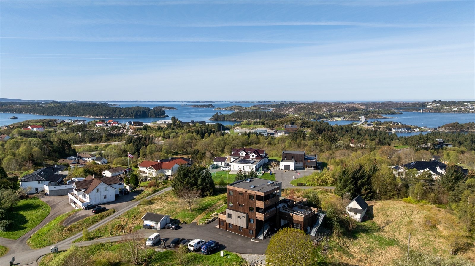 Like bortenfor ligger Storebøportalen. Her er bl.a. apotek, blomsterforhandler, frisør, bank, tannlege, Coop Extra og helsesenter. Galleribilde