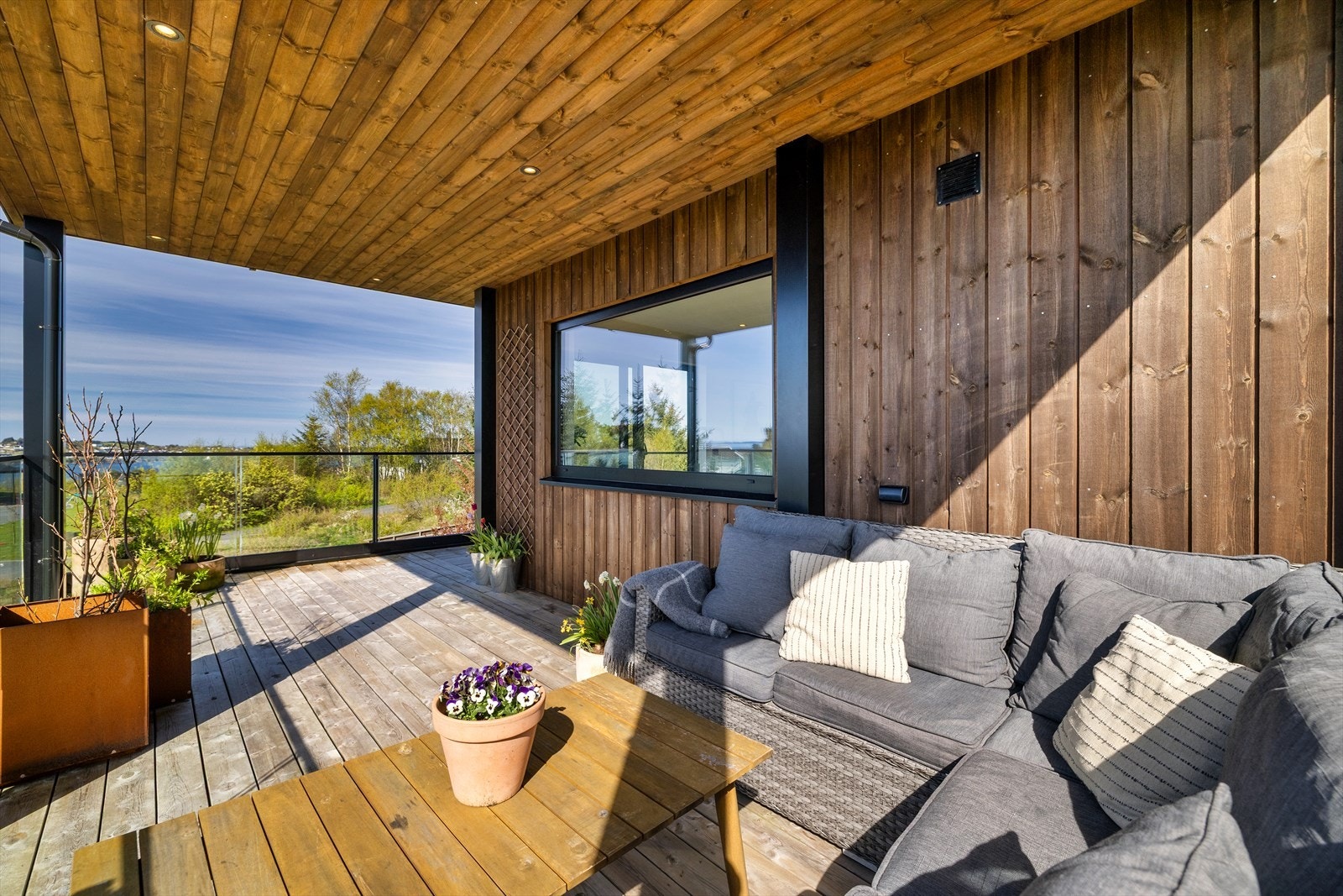 Størrelsen på altanen gjør at man kan møblere i flere soner med god plass til både sittegruppe, grill og mye mer! Galleribilde