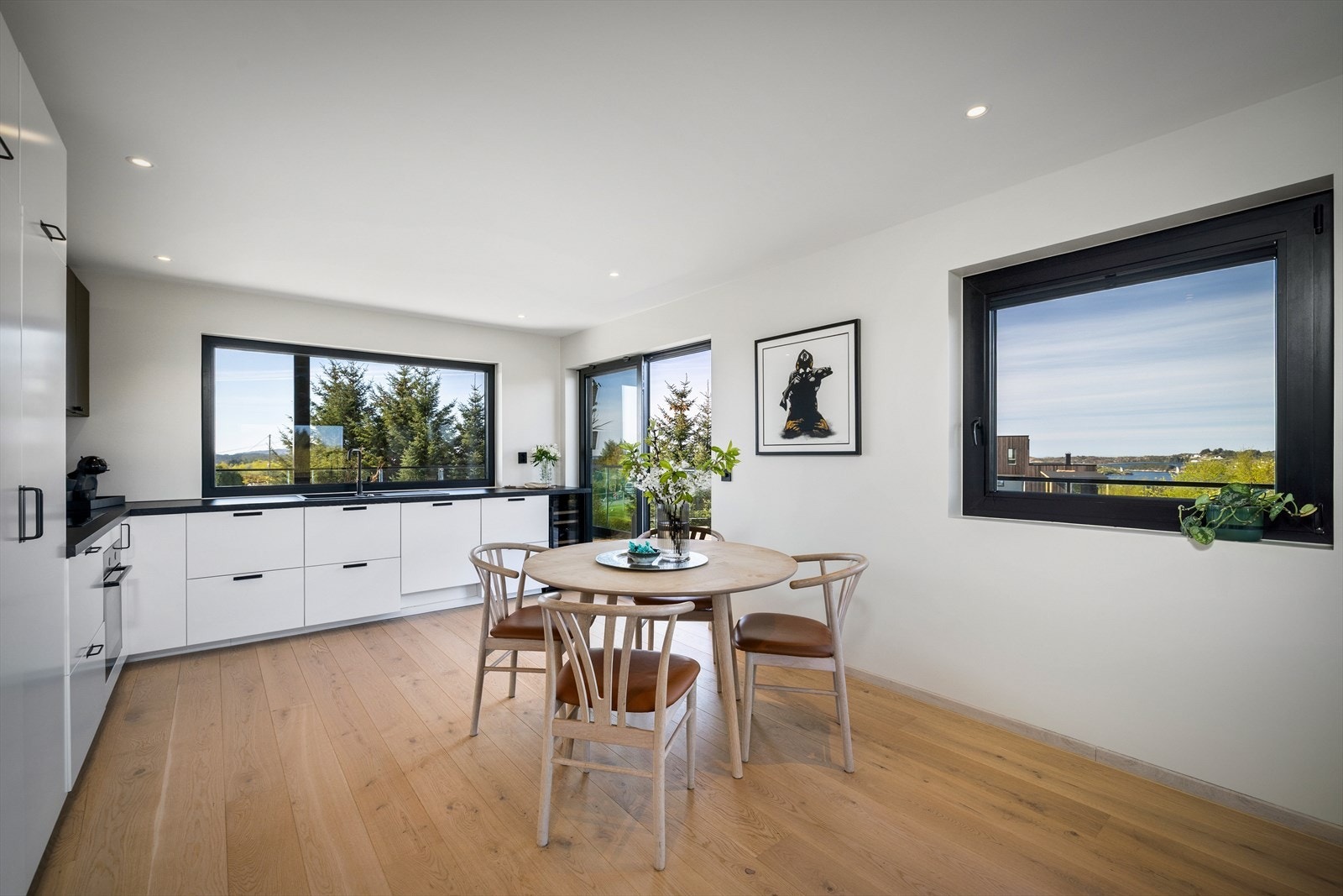 Kjøkkenet har åpen løsning mot stuen og har delikat innredning med glatte fronter og laminat benkeplate. Galleribilde