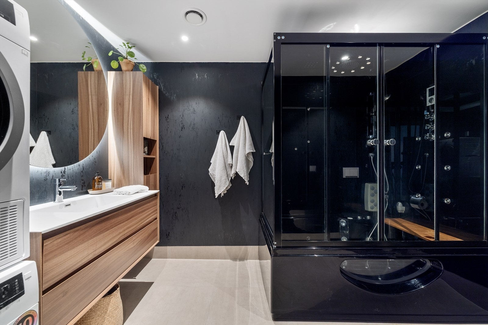 Baderommet har tilkomst fra gangen. Badet er romslig og har flislagt gulv og baderomsplater på veggene. Galleribilde