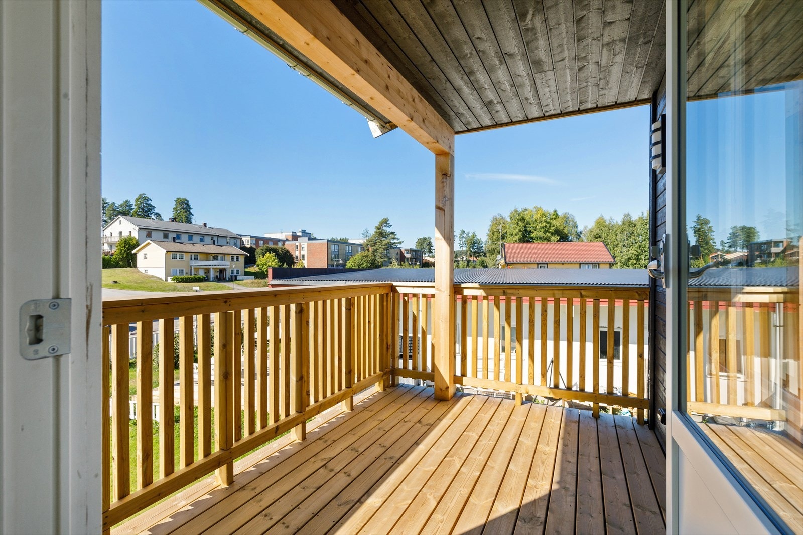 Overbygget balkong med gode solforhold. Galleribilde