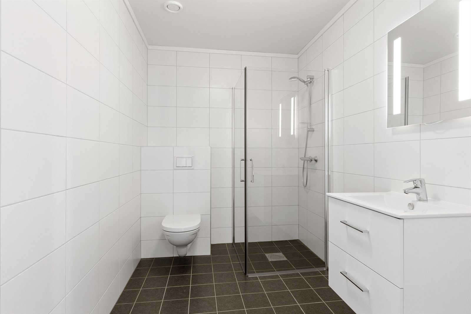 Pent flislagt bad med opplegg for vaskemaskin. Galleribilde