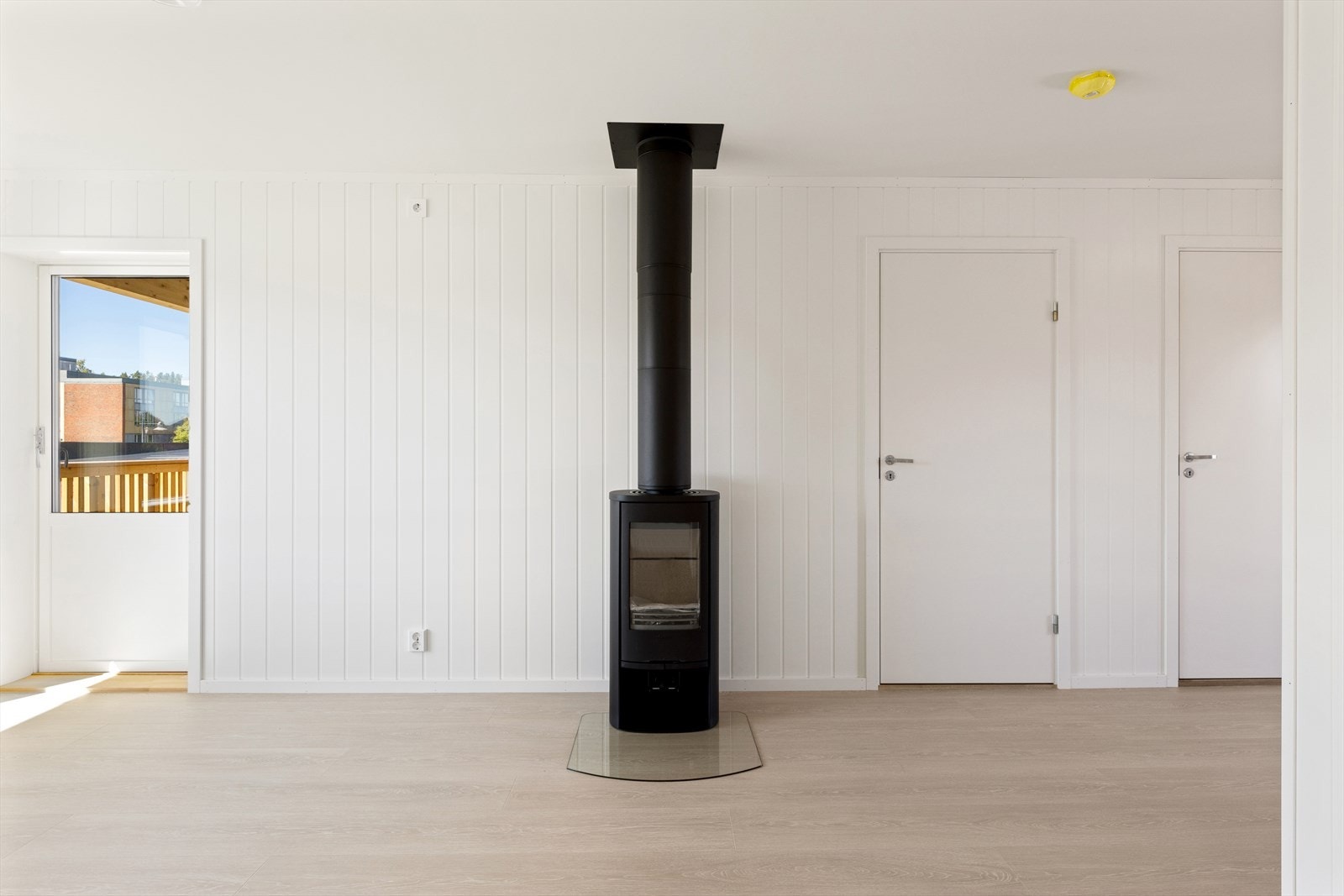 Boligens varmeanlegg består av elektriske panelovner, varmekabler på bad og en peisovn i stue. Galleribilde