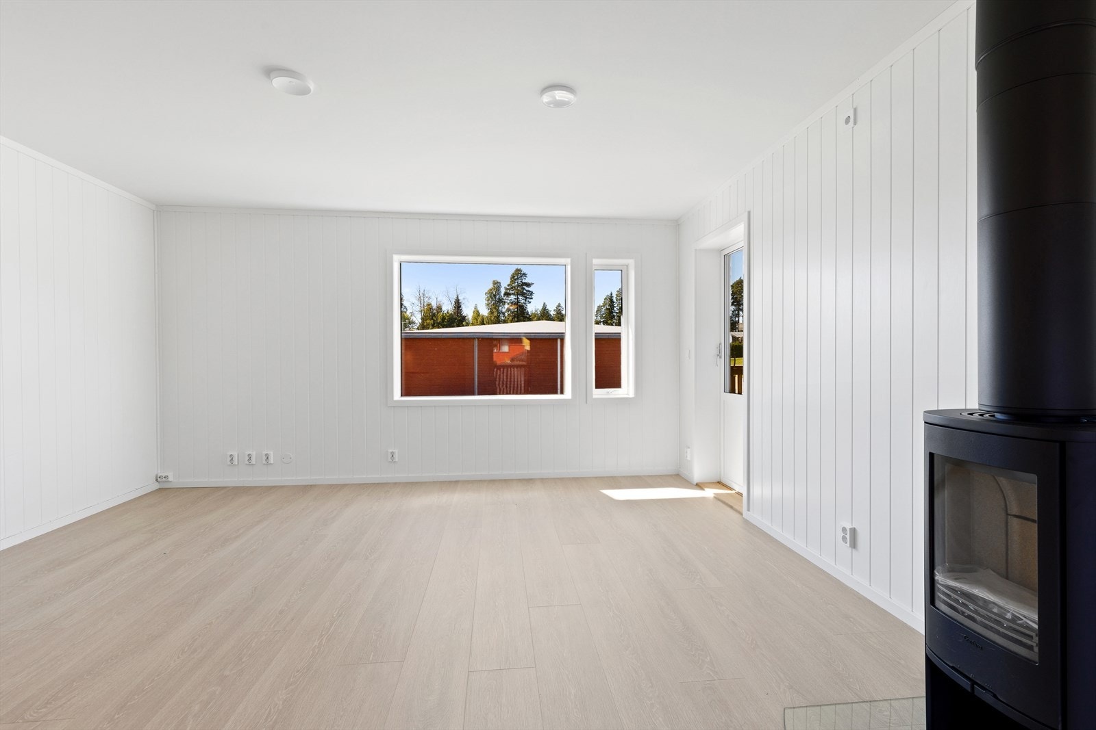 Stuen har gode innredningsmuligheter med plass til både spisebord og sofagruppe. Galleribilde