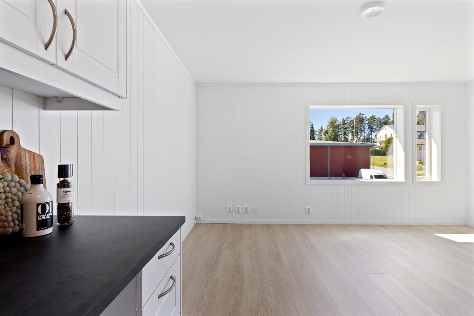 Stue og kjøkken i åpen løsning . Galleribilde