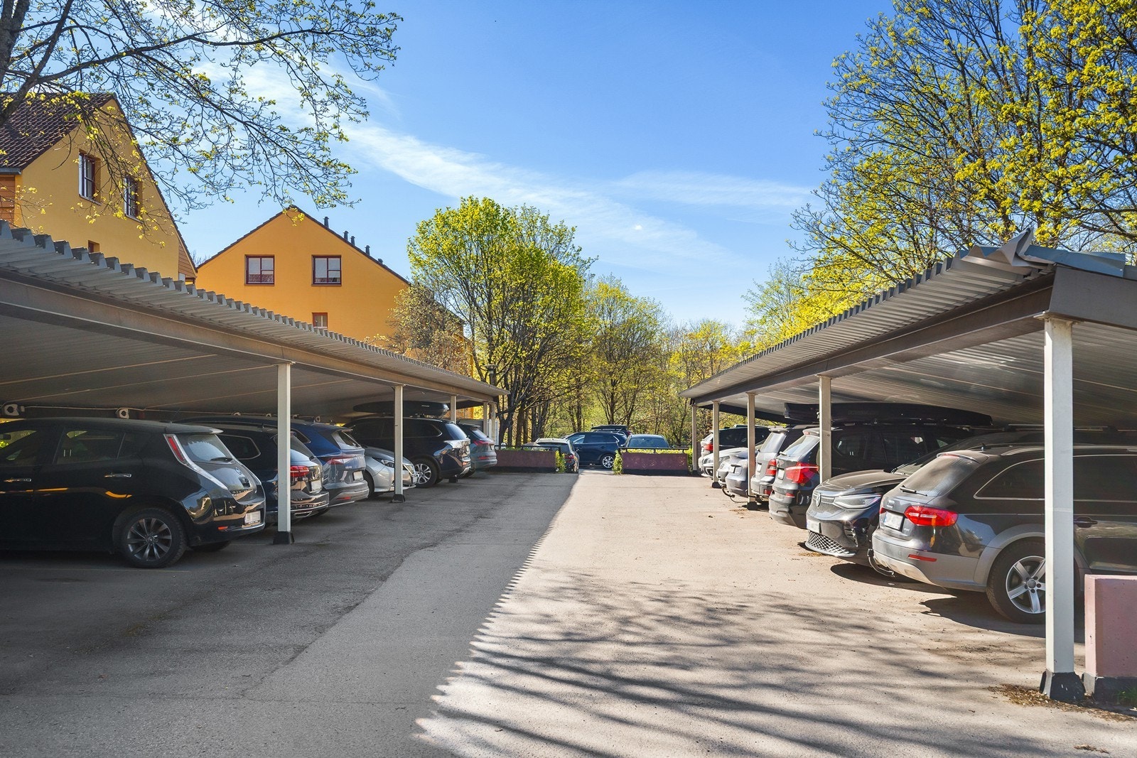 Til leiligheten medfølger en fast biloppstillingsplass i carport med ny ladeboks for elbil Galleribilde